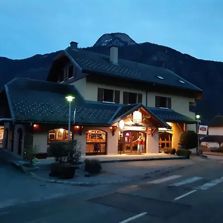 Le Grand Chatelard Bar Restaurant בית הארחה